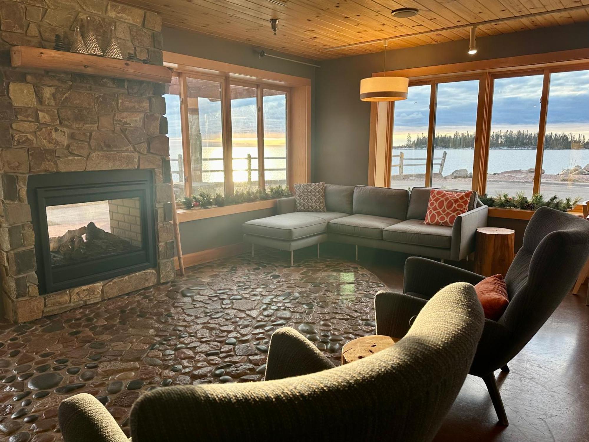 East Bay Suites Grand Marais Eksteriør billede
