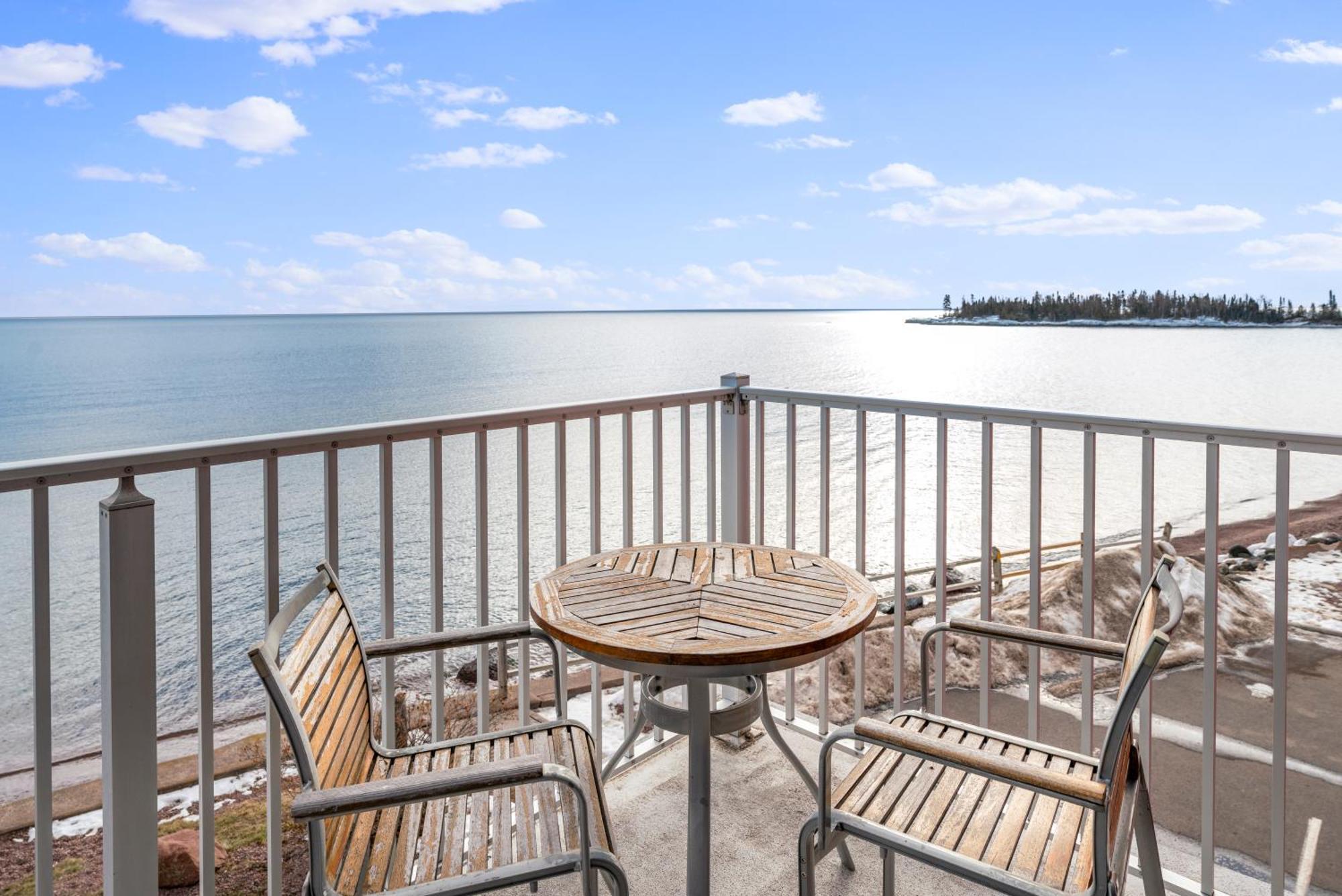 East Bay Suites Grand Marais Eksteriør billede