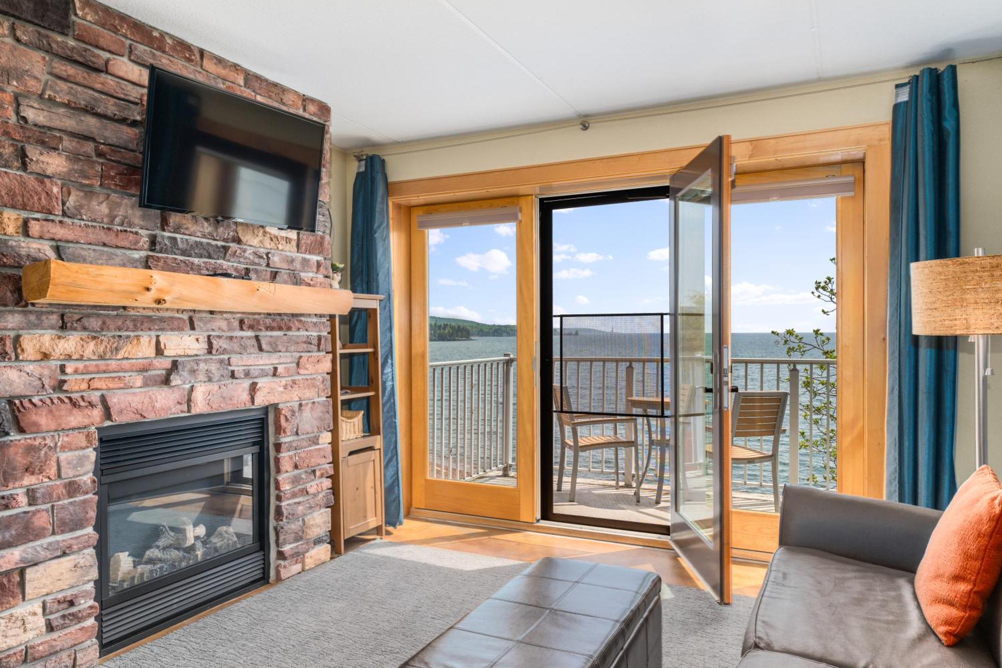 East Bay Suites Grand Marais Eksteriør billede