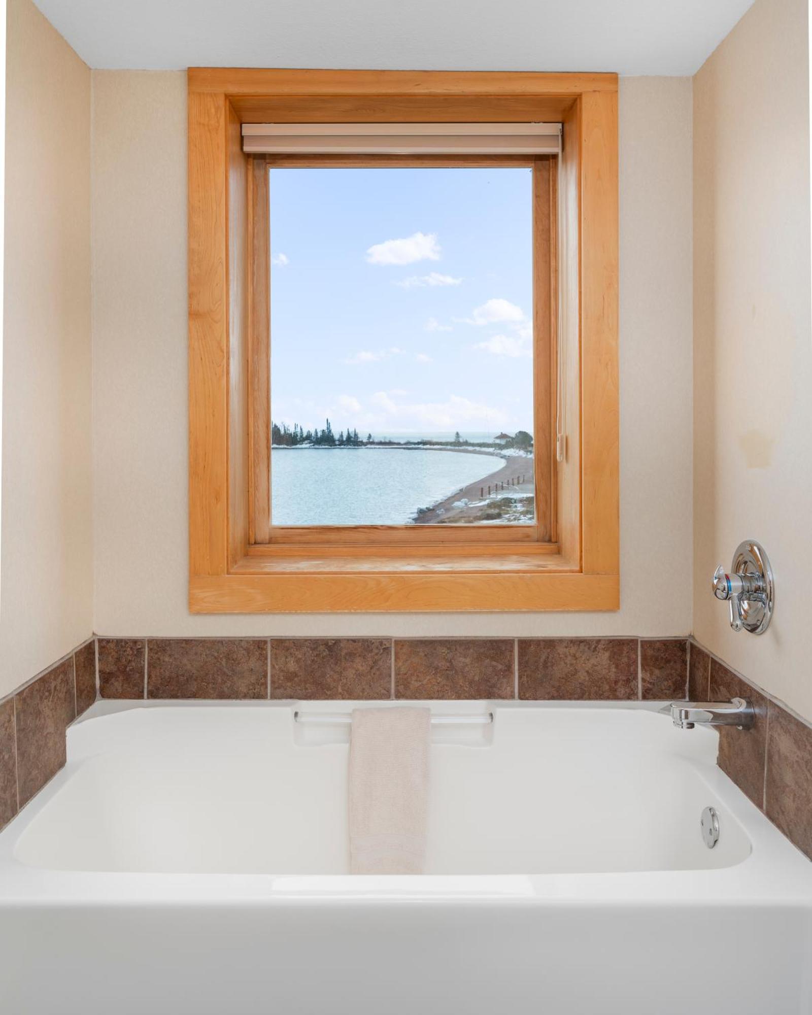 East Bay Suites Grand Marais Eksteriør billede