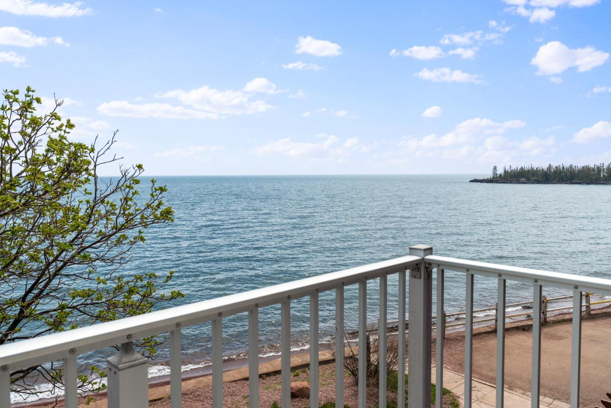 East Bay Suites Grand Marais Eksteriør billede